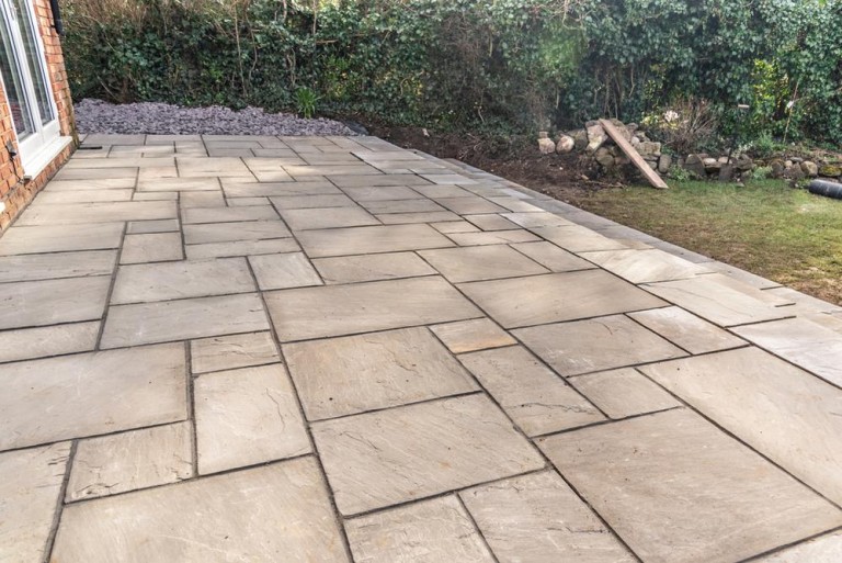 L'entretien paysager, clé d'un espace vert harmonieux toute l'année